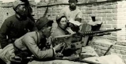 1939年，鲁雨亭率领900多名新四军，包围了大房庄据点里面的40多名日军。日军