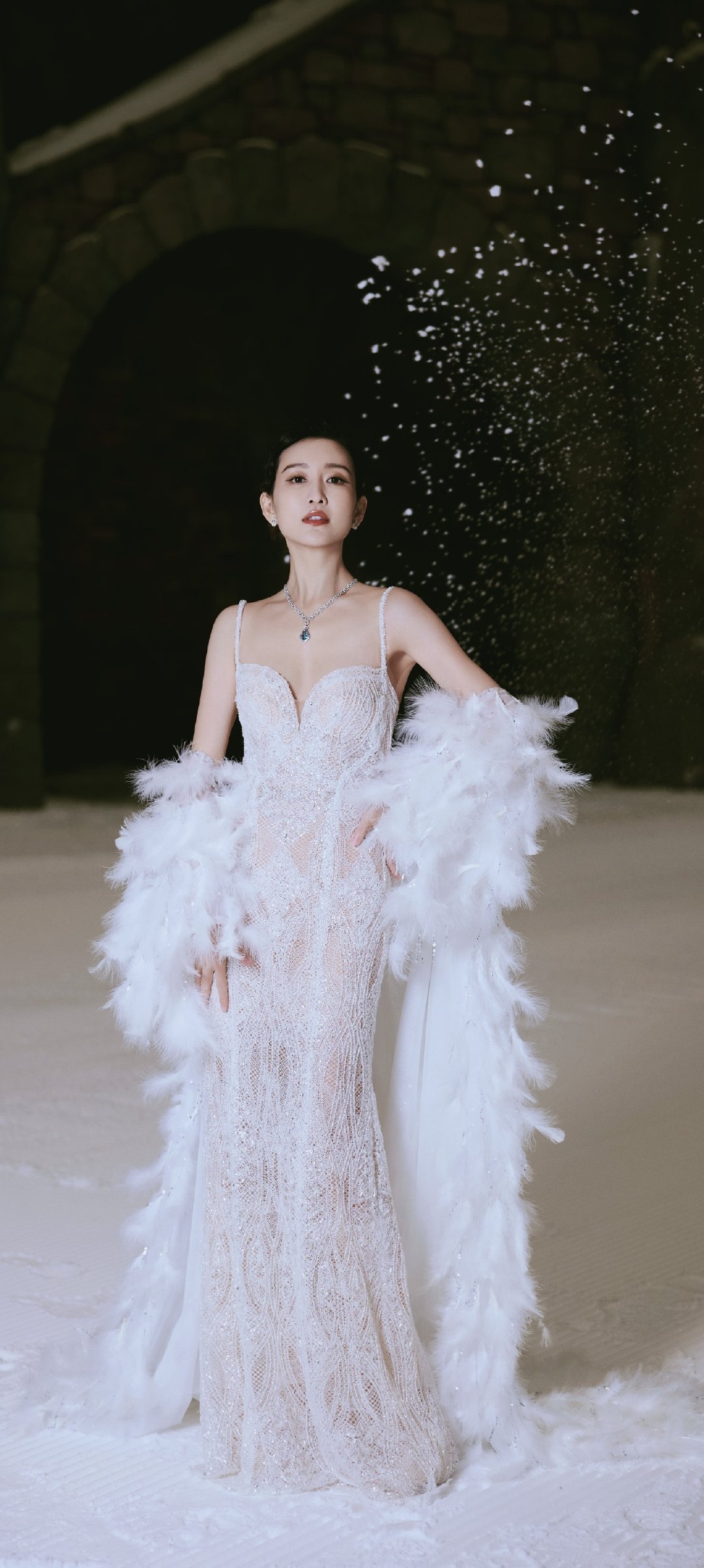 王鸥蕾丝吊带长裙，芊芊佳人盈盈而立～《落日回响》央视八套热播，法医人设超带感！#王鸥#​