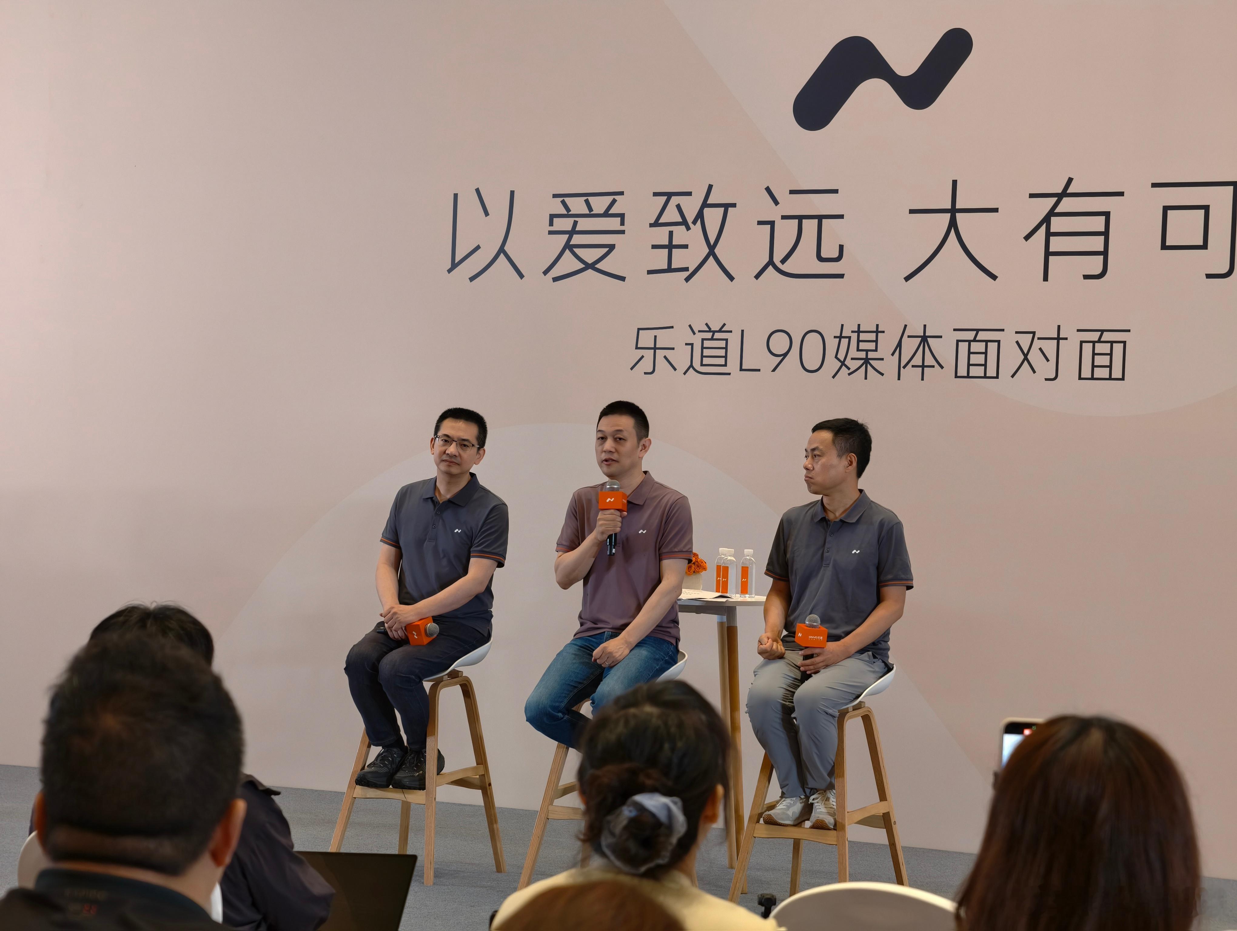 作为没在新疆自驾过的人，斌哥说了一个开纯电在新疆自驾游，很打动人的点——省钱。一