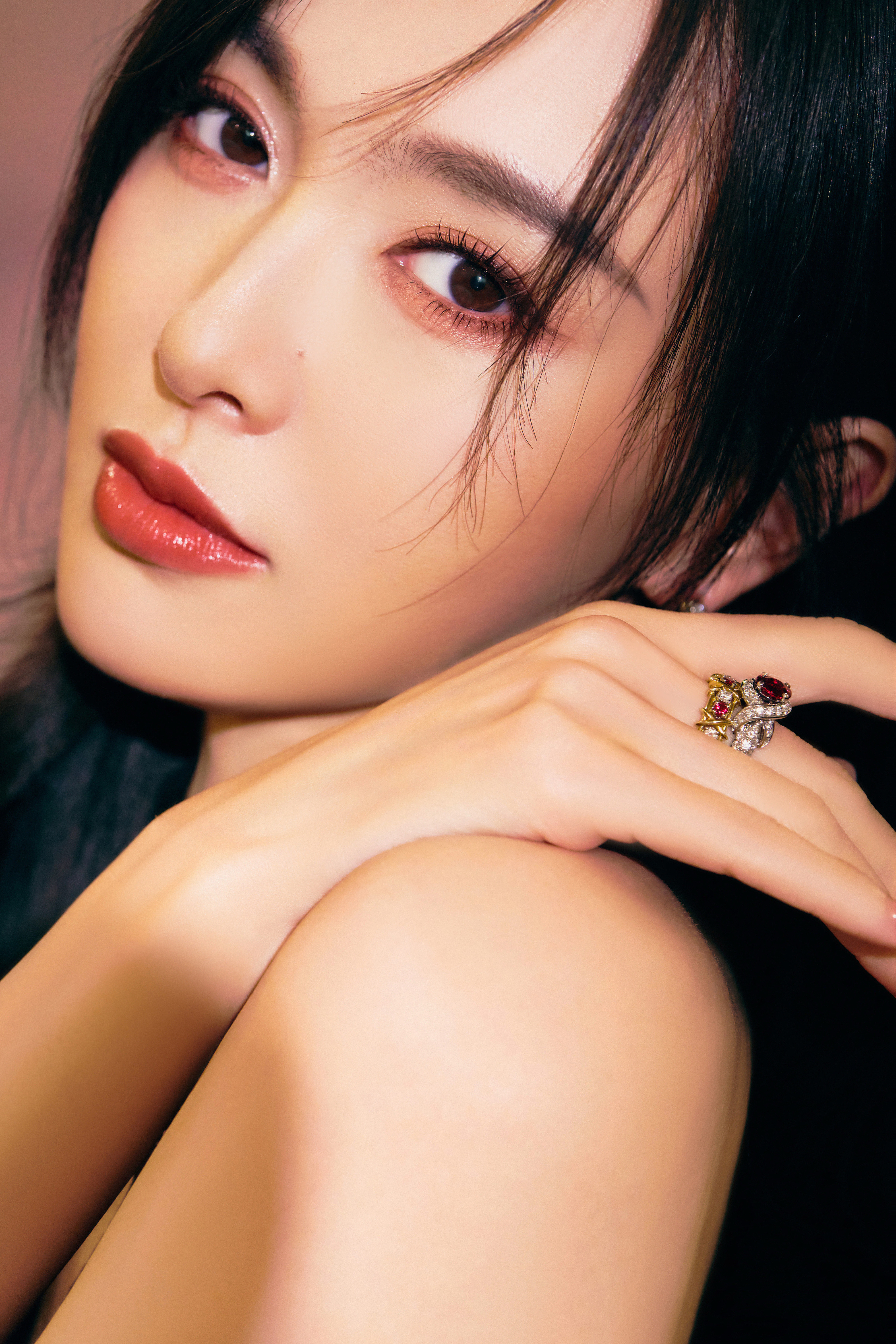 唐嫣 策马迎新，熹光万里。☀️大年初一，与你共启新岁。愿你以此为序，昂首阔步，奔