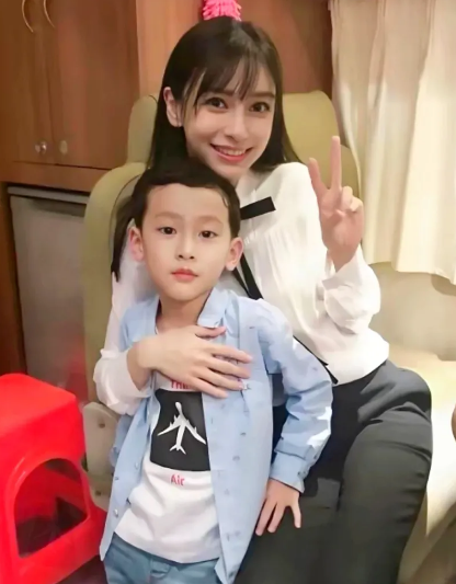 黄晓明看见前妻老晒儿子恐怕气迷糊了吧！杨颖这阵子晒娃晒得勤，照片里小海绵站在妈妈
