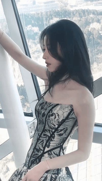 周雨彤繁花抹胸裙好大气的一个造型！翩跹如蝶贵气雅致周雨彤好美大声复诵！和太真