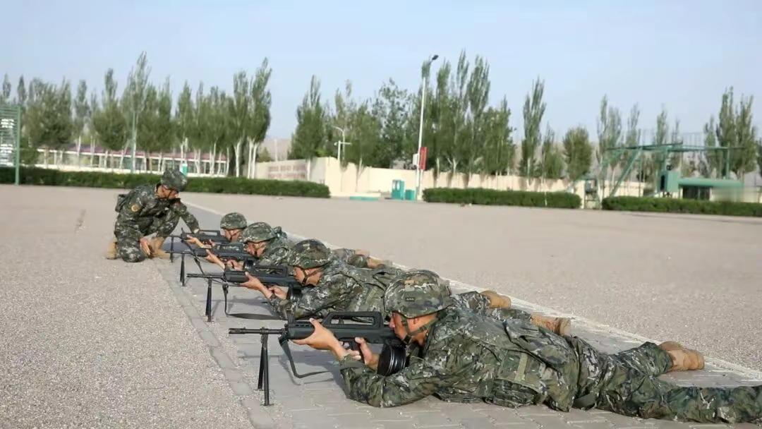 保家卫国，青春有很多样子。致敬军旅。