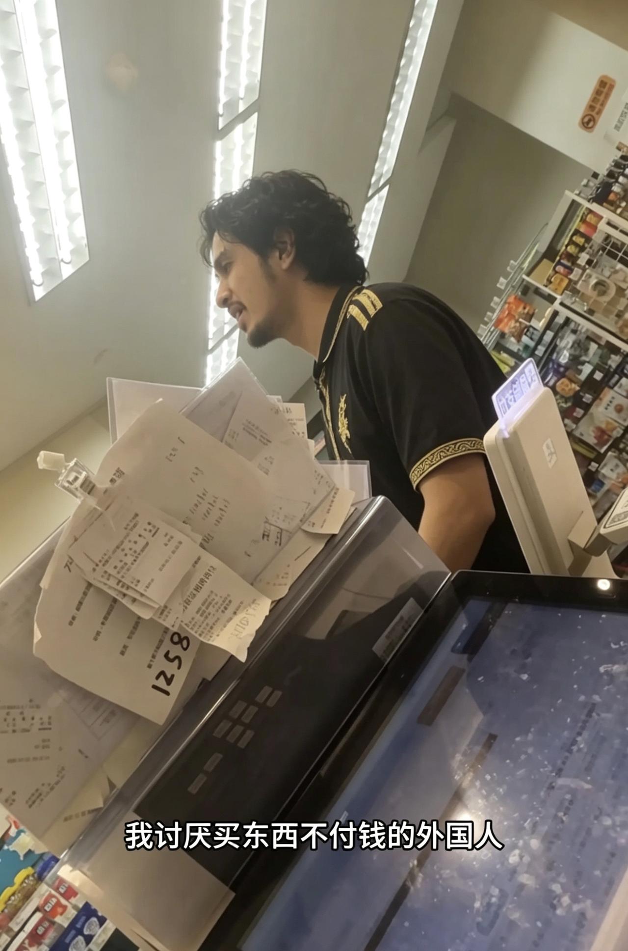 湖北，5月26日一位网友分享，店里来了一名外国男子买东西，但外国人不付钱！而当他
