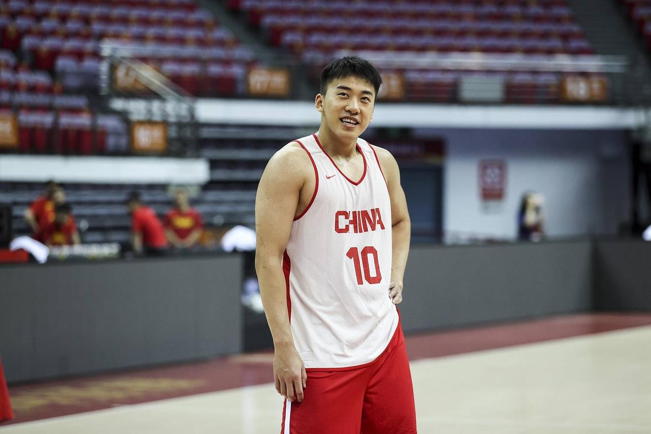 中国男篮措手不及！据CBA媒体人赵探长透露：由于亚运会成绩不佳，中国男篮全体成