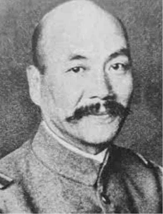 1942年，中国炮兵正在擦拭炮弹，见炮弹受潮，一个炮兵提议，“让我打一炮吧！”这