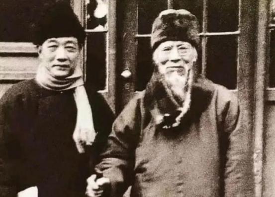 1954年，90岁高龄的齐白石，突然得知好友徐悲鸿去世的噩耗。他走进徐家卧室，就