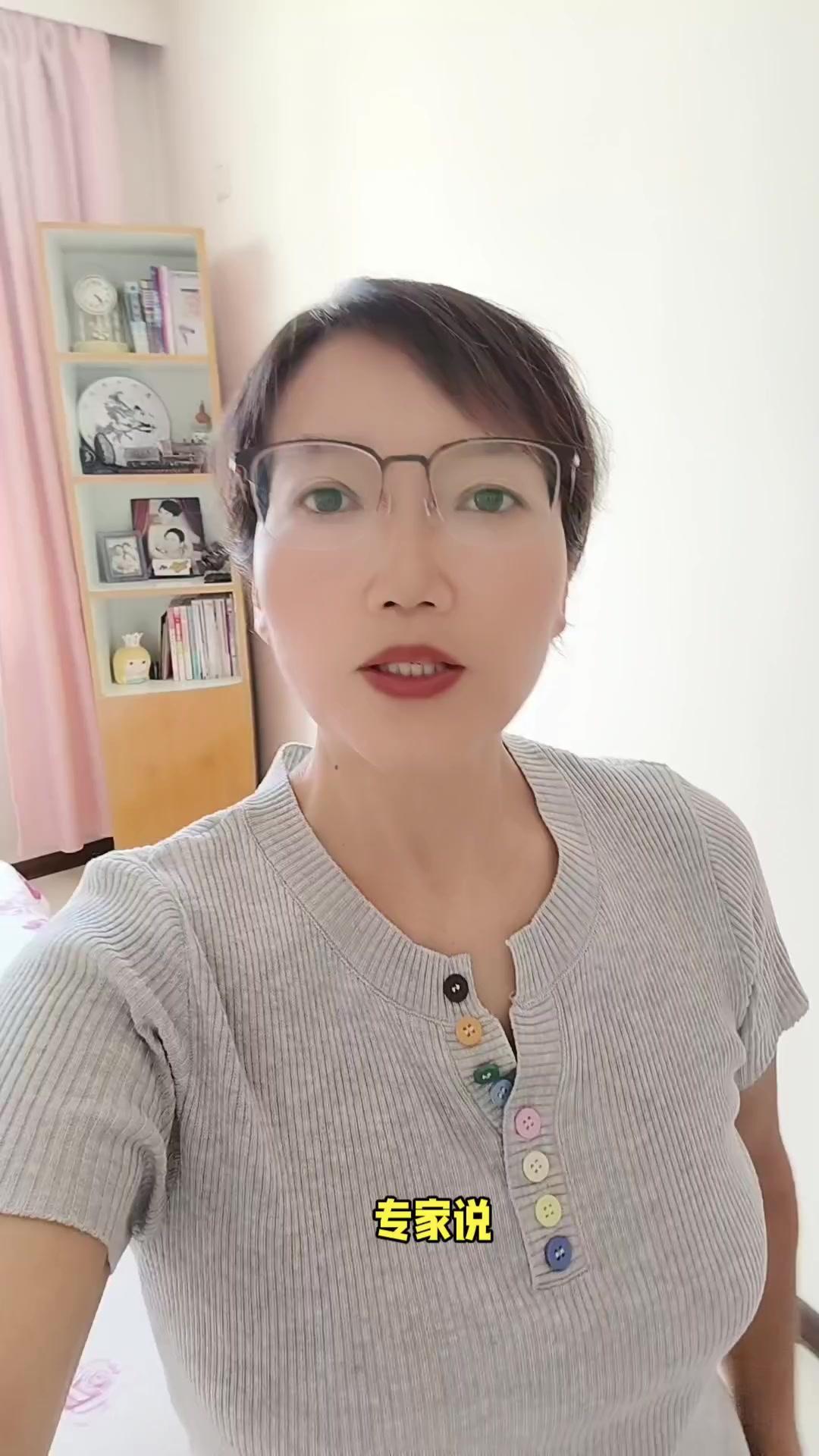 🤔专家总是教育妈妈如何爱孩子，却从来没有讲过孩子要如何照顾妈妈的情绪。🤔