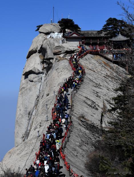 陕西，一男子参加华山一日游，在爬山脊时翻过护栏后坠亡，事后男子女儿获超百万赔偿，