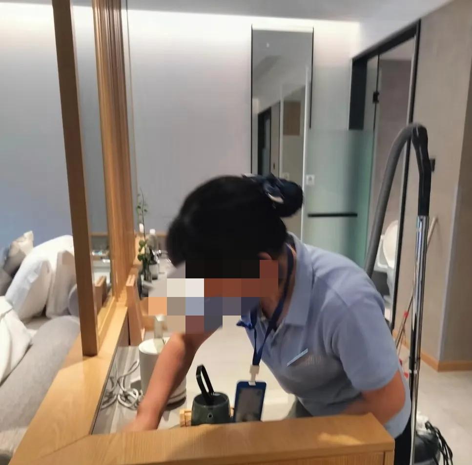 清洁工阿姨被杀了为什么？因为她全身上下黄金首饰一堆，金耳环金戒指金项链金镯子