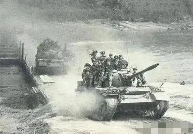 1979年2月19日，越南高平市区。一辆62式轻型坦克，孤零零地冲进了整座城市。