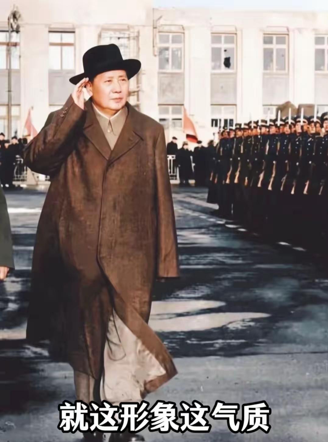 毛主席访苏珍贵影像：风骨天成，尽显大国底气这是毛主席访问苏联时留下的精彩瞬