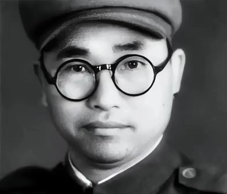 抗战时期，聂帅正开会，突然外面一阵枪响，他以为有敌袭立即冲出去。定睛一看，自己的