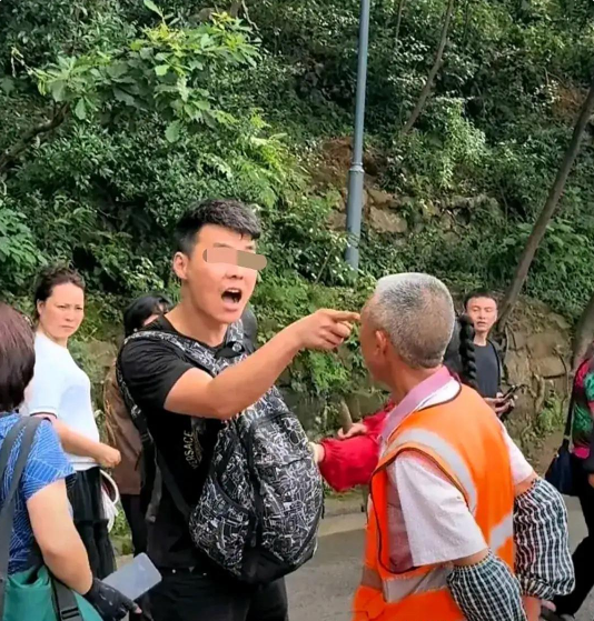 在贵州贵阳的黔灵山景区里，景区考虑到游客可能会被猴子抓伤，便安排工作人员去驱赶猴