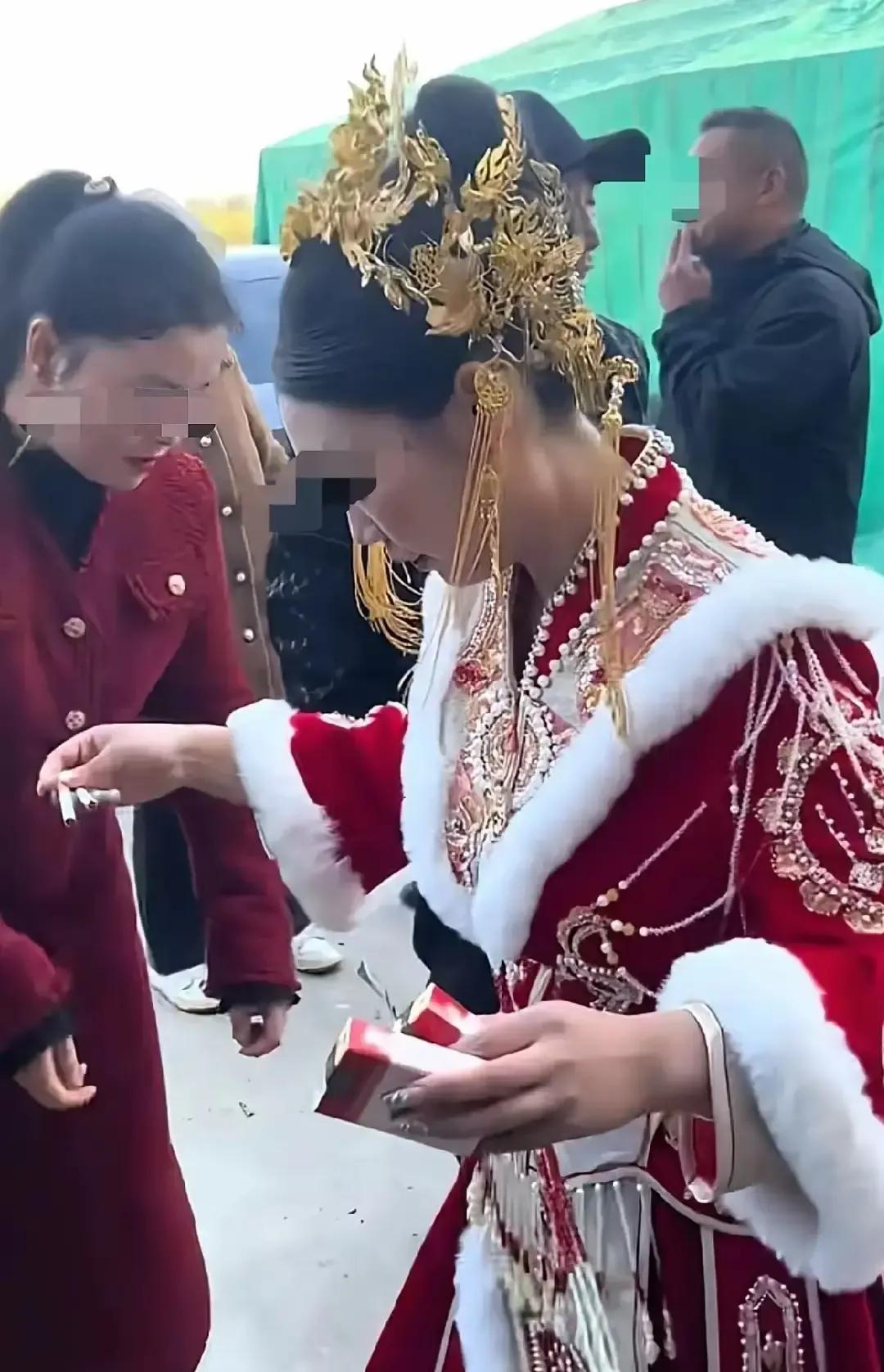 新娘子开门递烟找鞋给新郎套上，一句“我来接你”牵着人就走，全程她主导，新郎当场哭