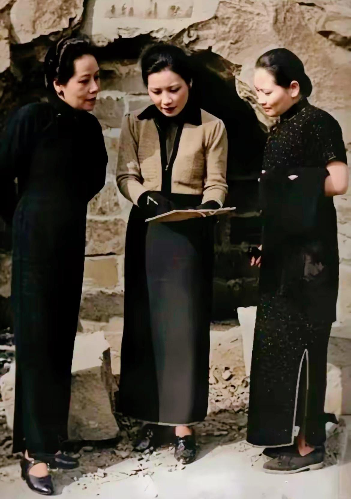 图中是左宋霭龄、中宋美龄、右宋庆龄（宋氏三姐妹）。这是宋氏三姐妹在1940年的