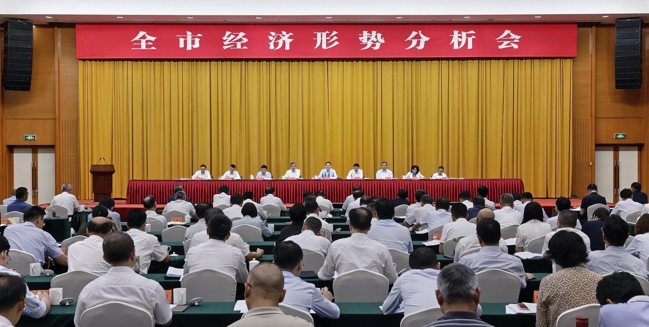#高看苏州#7月29日，苏州市召开经济形势分析会。市委书记刘小涛主持会议并讲话