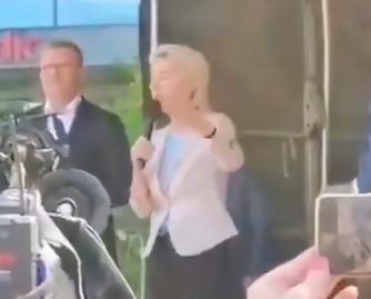 大型翻车现场，欧盟委员会主席冯德莱恩在芬兰遇到了一名抗议者 当时冯德莱恩正在