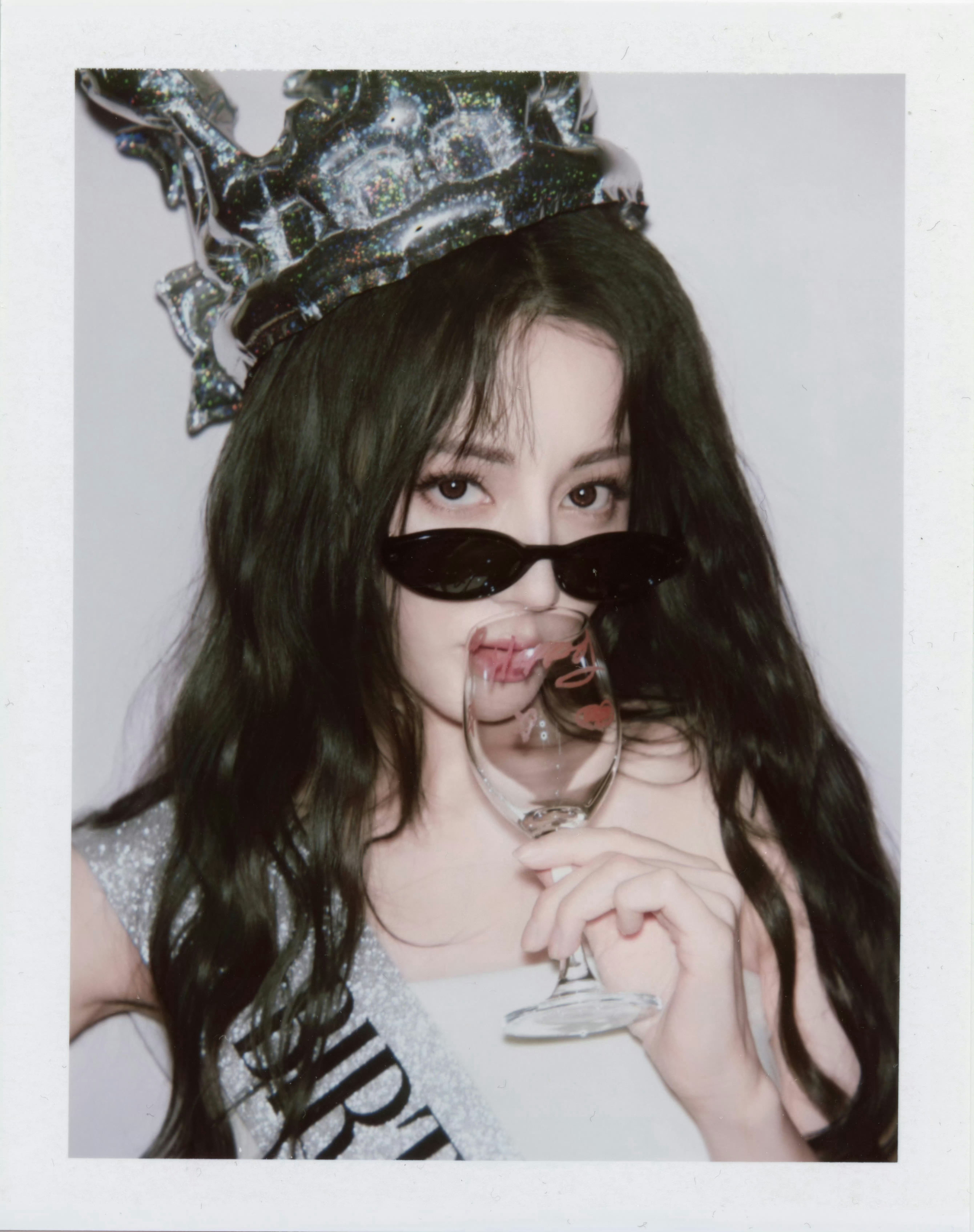 迪丽热巴粉丝七问王亚飞迪丽热巴去年生日的撕拉片也是王亚飞画的，这组我真的超爱