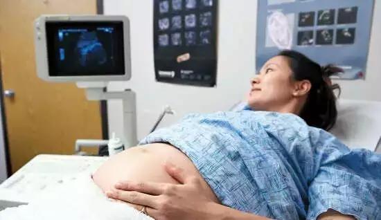 年轻孕妇顺产宫口开到八指, 老公突然跪求医生“孩子我们不要了”