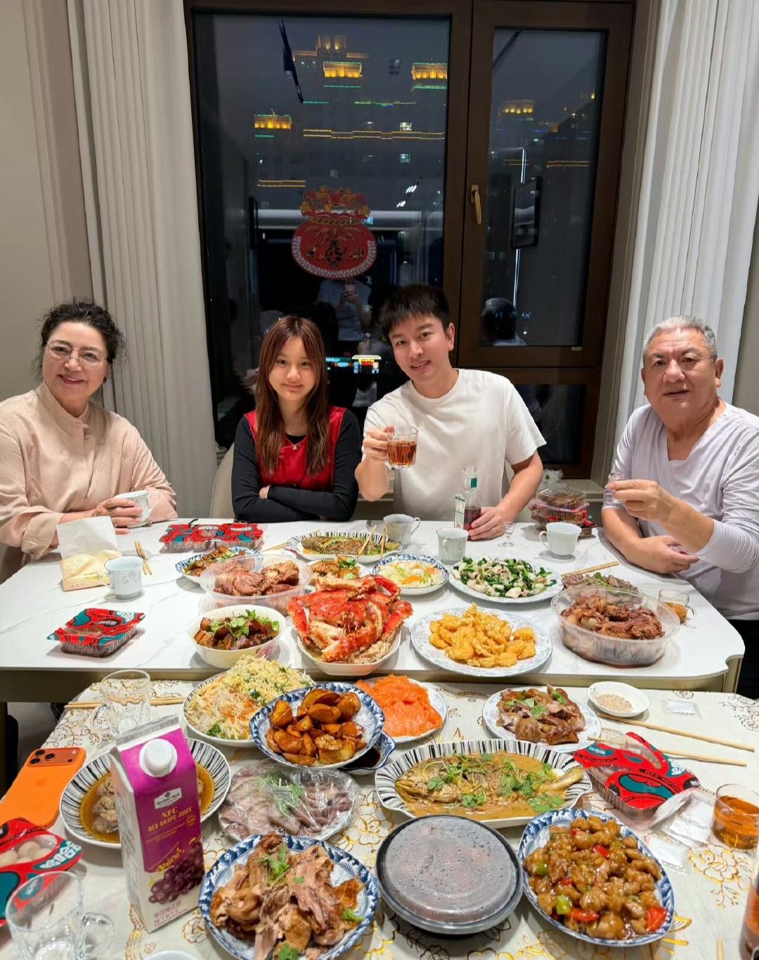 甜馨跟着贾乃亮一起过年，满桌的好饭好菜，大鱼大肉。一桌子丰盛的家常菜，一家人热