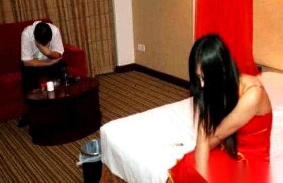 见过骚操作，没见过把自己送进去的。这姐们儿，报警抓嫖客，结果把自己也搭进去了。