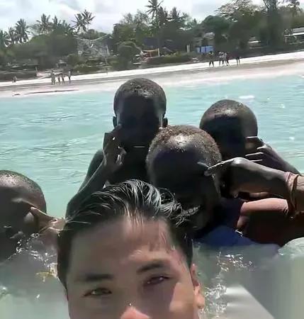 日本游客出游掏钱喂小孩本想拍视频秀一波体面，没想到当场社死。本来就是