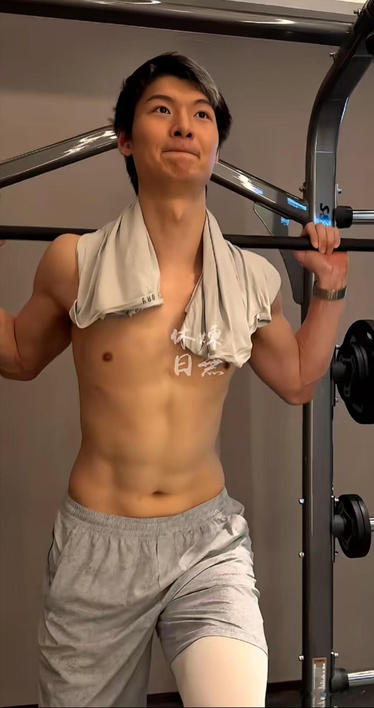 王哲林竟然练出了腹肌，你敢信？真的让人刮目相看。上海男篮