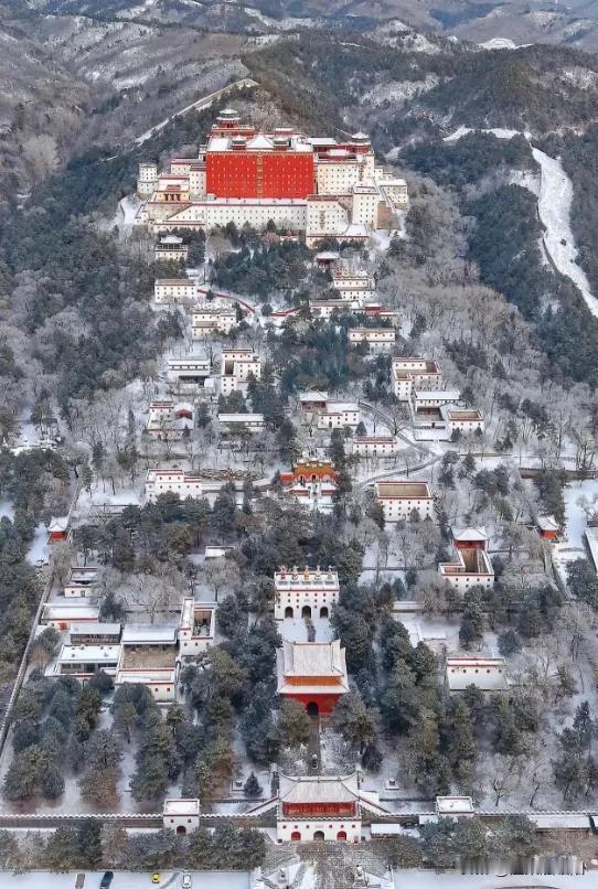 仔细看看承德避暑山庄的地形图，就知道康熙为什么会修建避暑山庄了。康熙修避暑