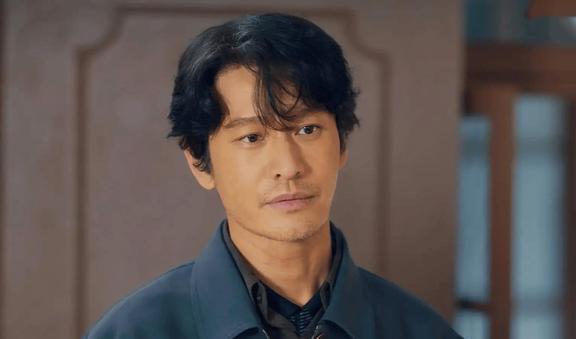 常言道：“慈母多败儿。”而在电视剧《小城大事》中，这句话在郑德诚与郑志强叔侄身上