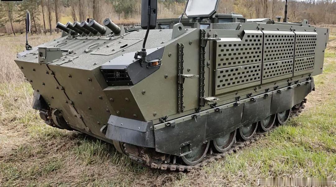 三年间，乌克兰一直依赖1960年代的美国战地运输车，将部队运送到前线。现在它正