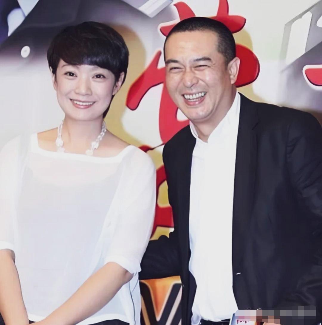 王海燕浅笑，眉眼柔和端庄，从容温婉；身旁的张嘉益开怀大笑，露出整齐的牙齿，眼尾笑