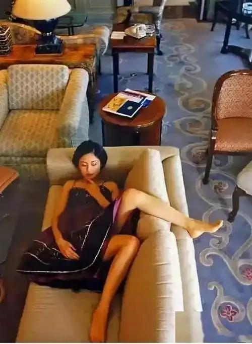 1996年，陈凯歌用镜头捕捉到了陈红最本真的一面。在那张闺房照里，没有华丽的舞台