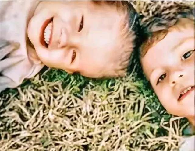 生了孩子的梅根某一瞬间竟然有了男人相，也许她和哈里现在经济状况不咋的，她不得已开
