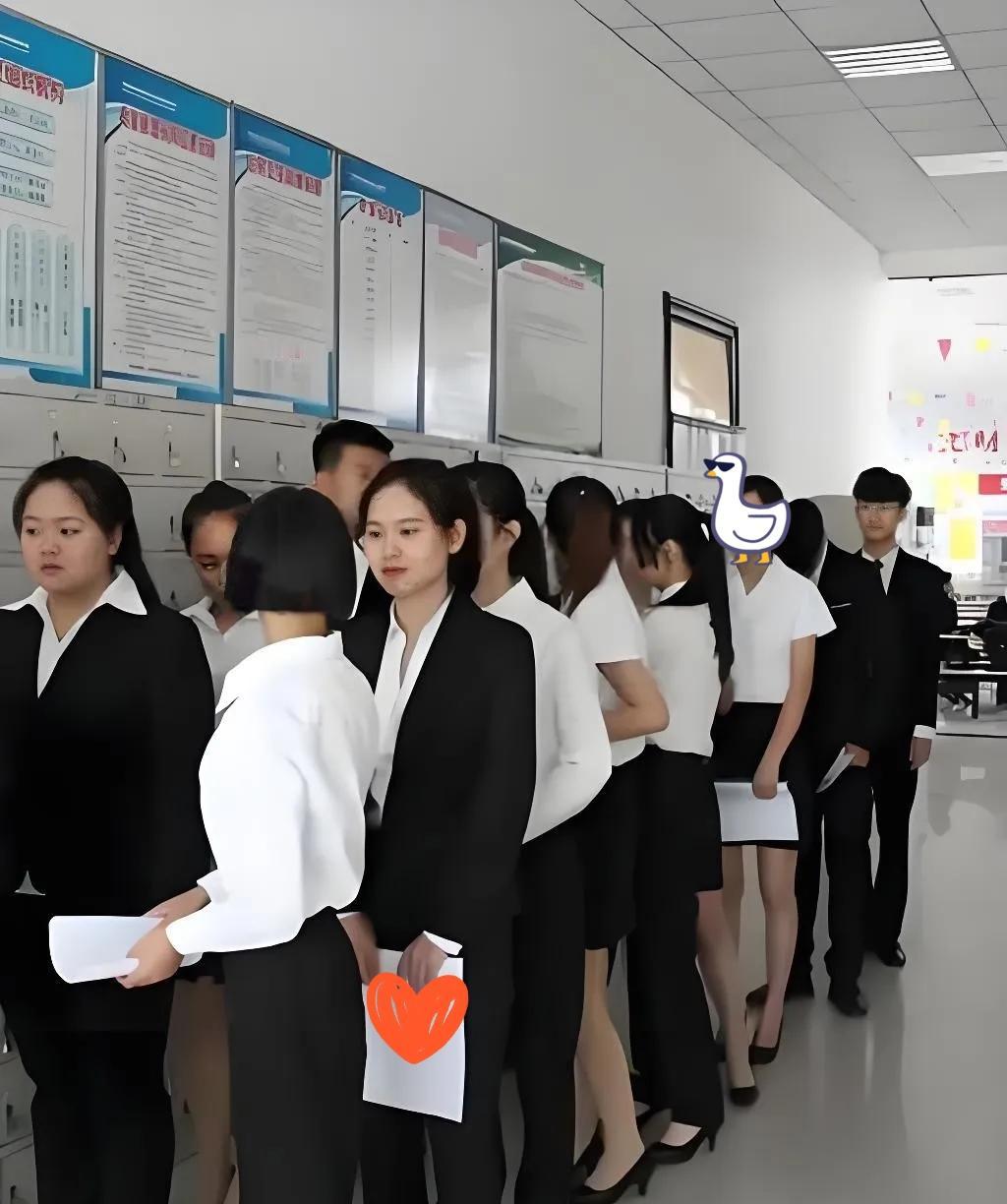 以前总听人说，找个好工作，能力是敲门砖，关系才是通行证。现在看，这通行证好像