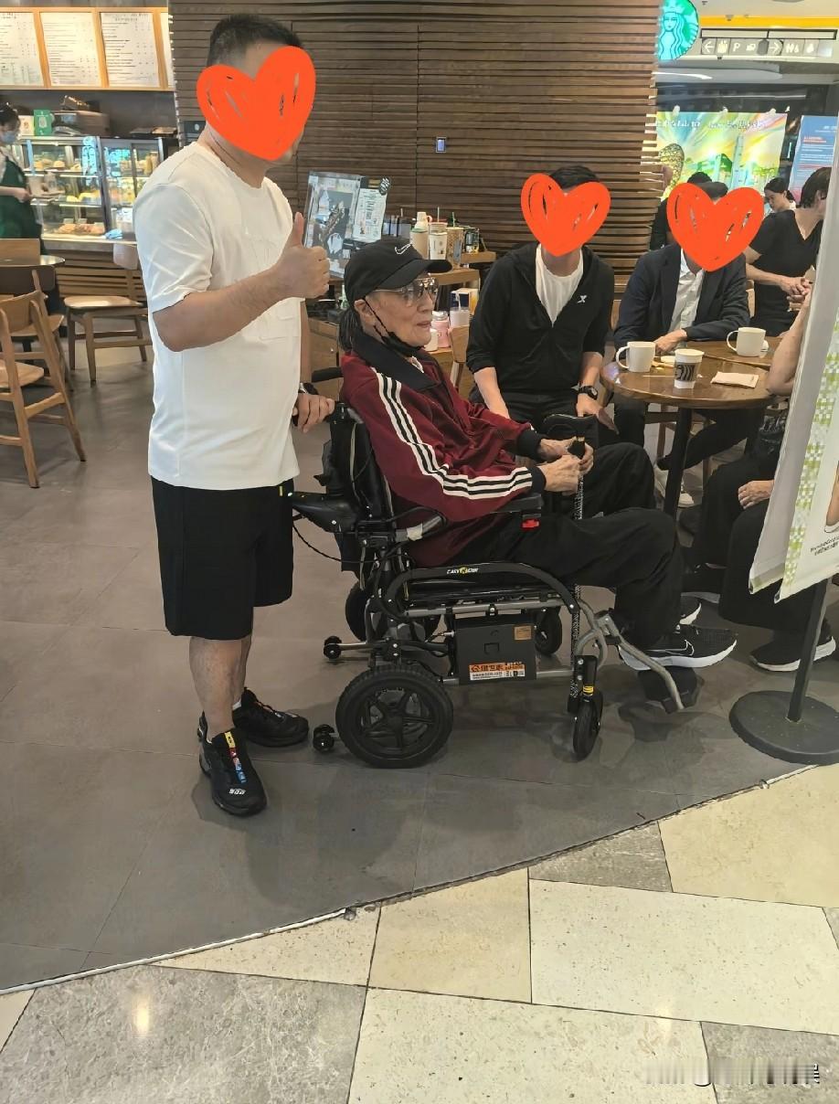 4月28日，89岁的谢贤在香港太平山顶被偶遇，他戴着墨镜和鸭舌帽，穿着红色外套，