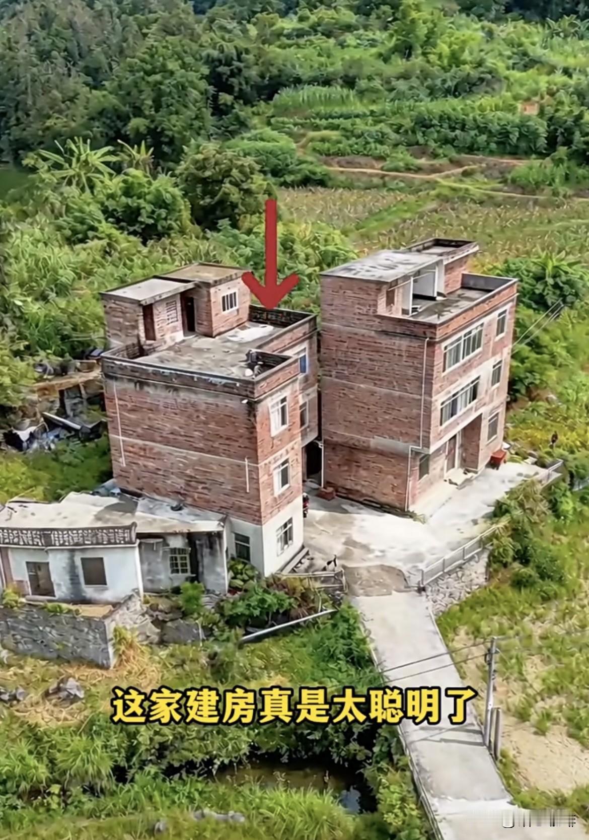 农村风景，这家建房真的太聪明了。房子往后面推了几米，没有和左边的并排建，前面