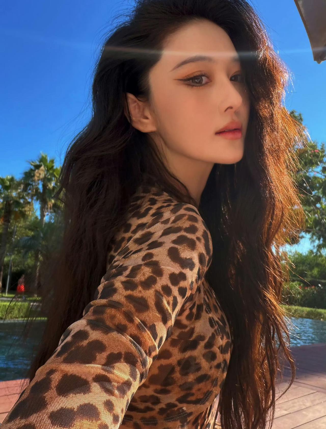 豹纹版张馨予在颜值与身材方面她确实是从来没比别人差过太现在应该算是半退圈了吧