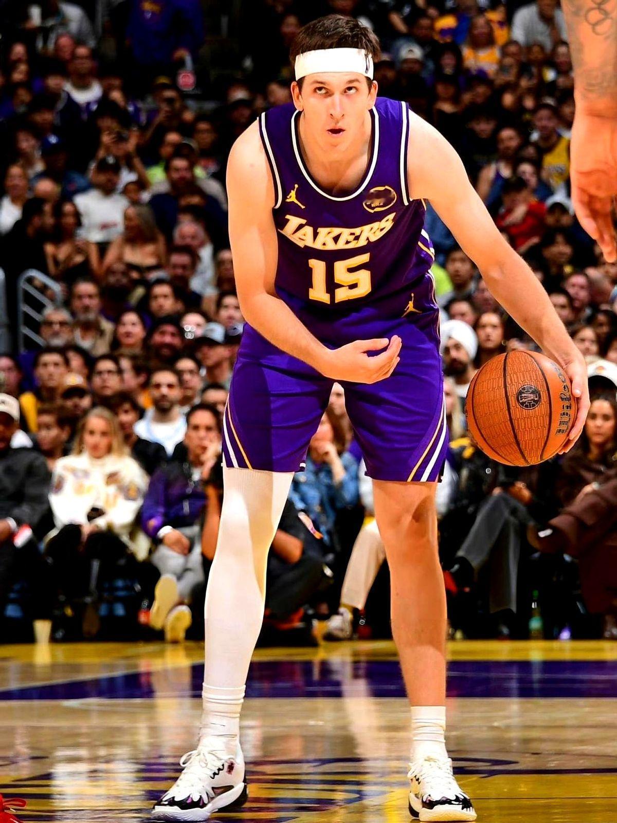 原以为湖人会用里夫斯换来另一位超级巨星，现在来看里夫斯才是湖人的真命天子。他