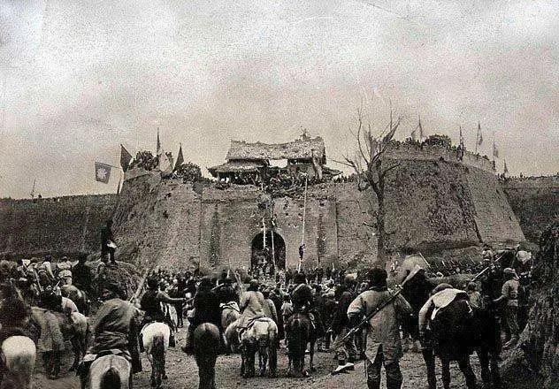 1881年，69岁的左宗棠风光入京，官拜军机大臣，位极人臣。可这位刚带兵收复