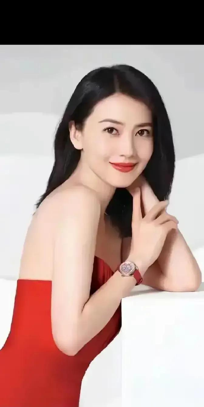 王晶在节目里直接说高圆圆不会演戏，只靠脸和观众缘混江湖。我听完第一反应是这胖子