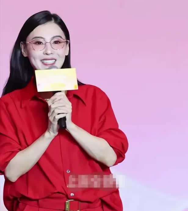 张柏芝也动脸了吗？上海活动脸肿了，下巴变短，根本就认不出来了！以前的张柏