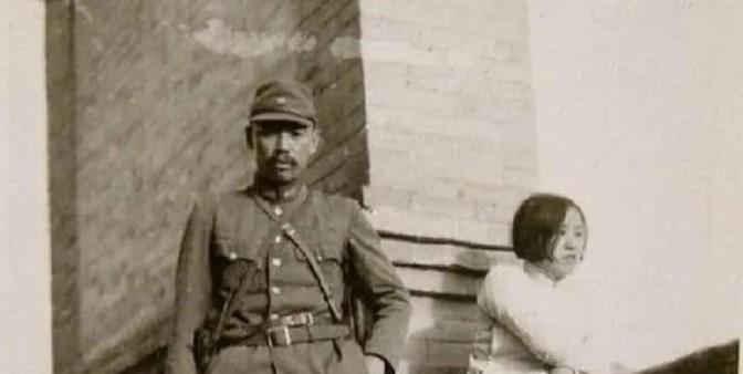1937年，一群日本兵闯入红应村“大扫荡”。他们拖来5名老妇，将其剥个精光，然后