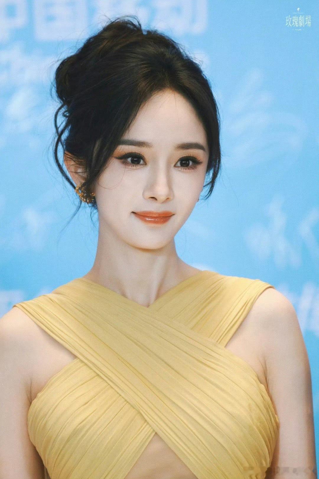 今晚是卡地亚+尚美巴黎+梵克雅宝同时上身，顶级星光女演员！杨幂妈幂降临