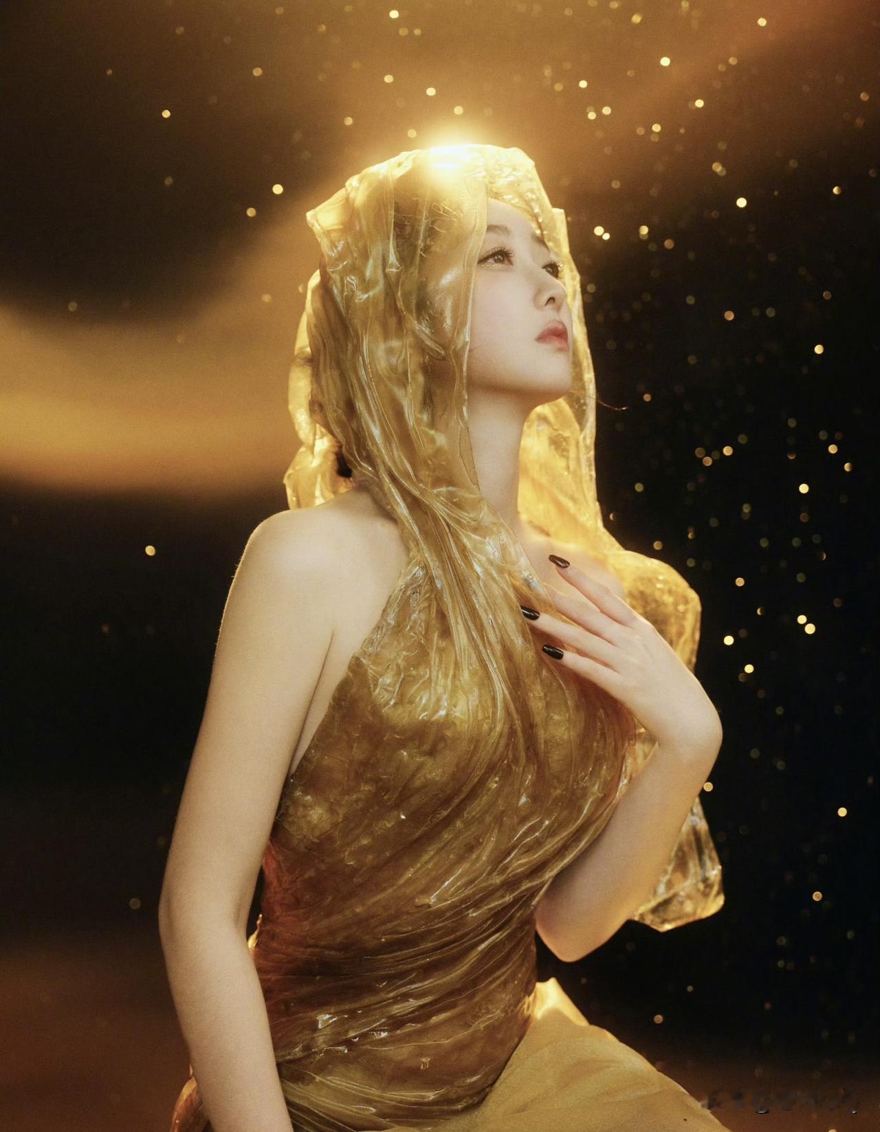 笑不活了，蒋梦婕金鸡女神造型被网友说成披着晒干的豆皮～