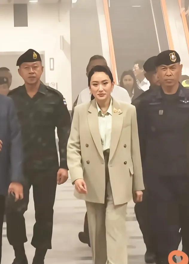 泰国国王王玛哈在7月13日出席宗教活动，前任总理佩通坦亲自前往接驾，并送上祝福花