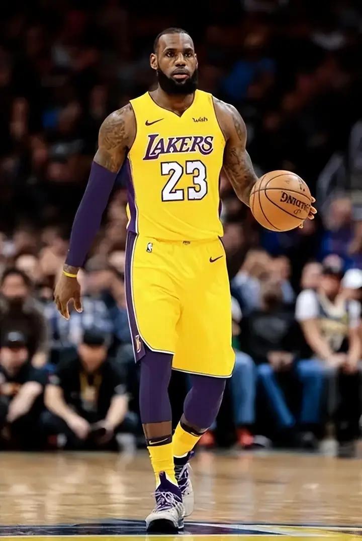 詹姆斯真的在乎数据吗？他的1296场上双的数据被终止，但他接到里夫斯传球后，佯装