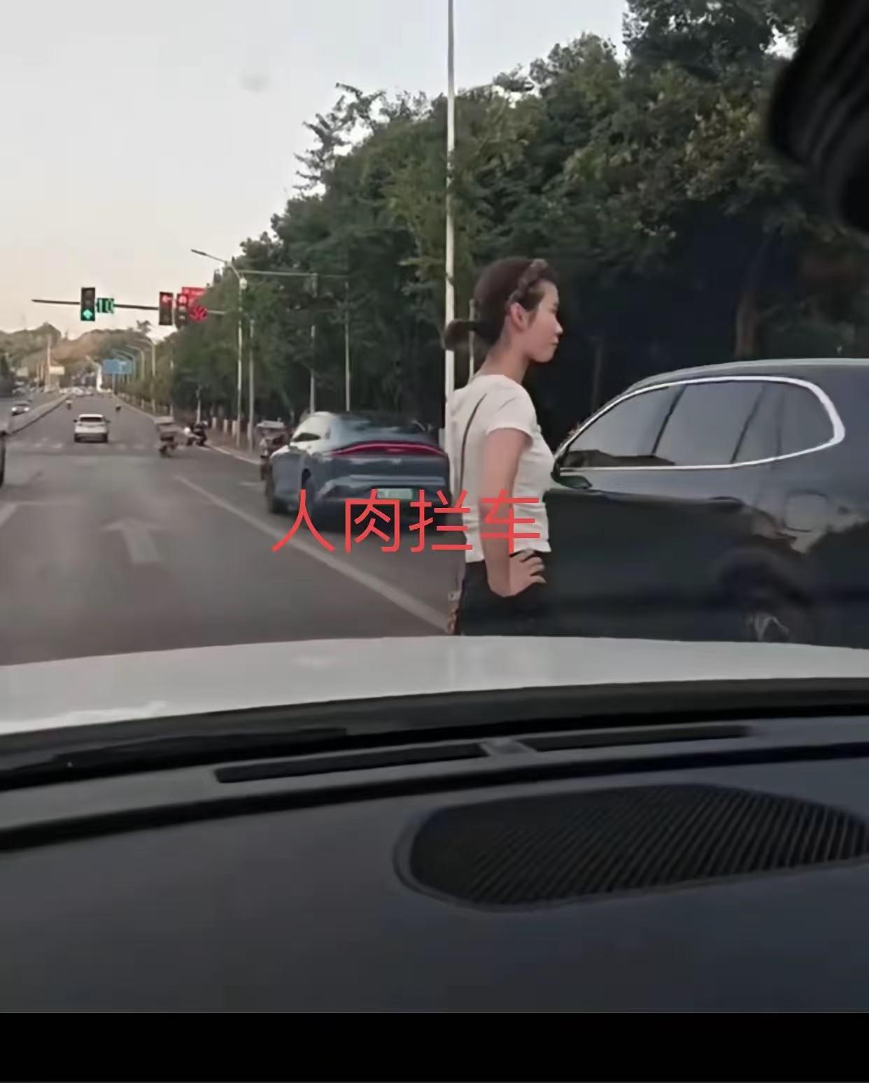 “重庆女子挡道指挥加塞”处理结果出来了！重庆警方通报：女子挡道指挥加塞、吐口