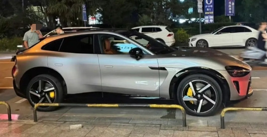 小米yu7停路边真太霸气了，这可是一个五米长的suv，比大部分suv都长。