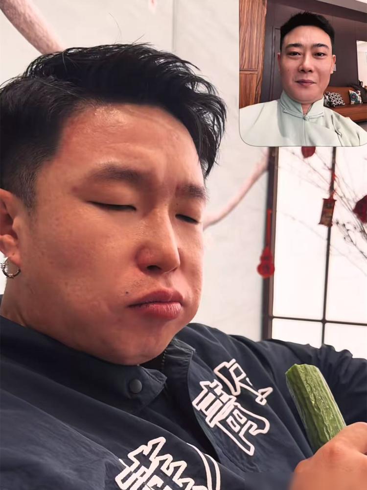 栾云平在后台猛地一猫腰，照着烧饼的后背就是一记闷雷。张九龄在旁边笑得差点跪地上，